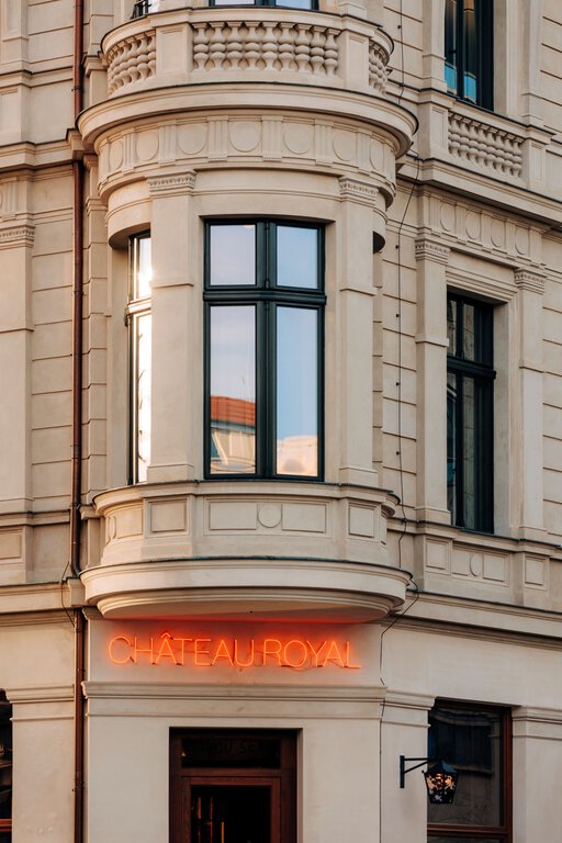 Blick auf die historische helle Fassade des Boutiquehotels Château Royal in Berlin Mitte