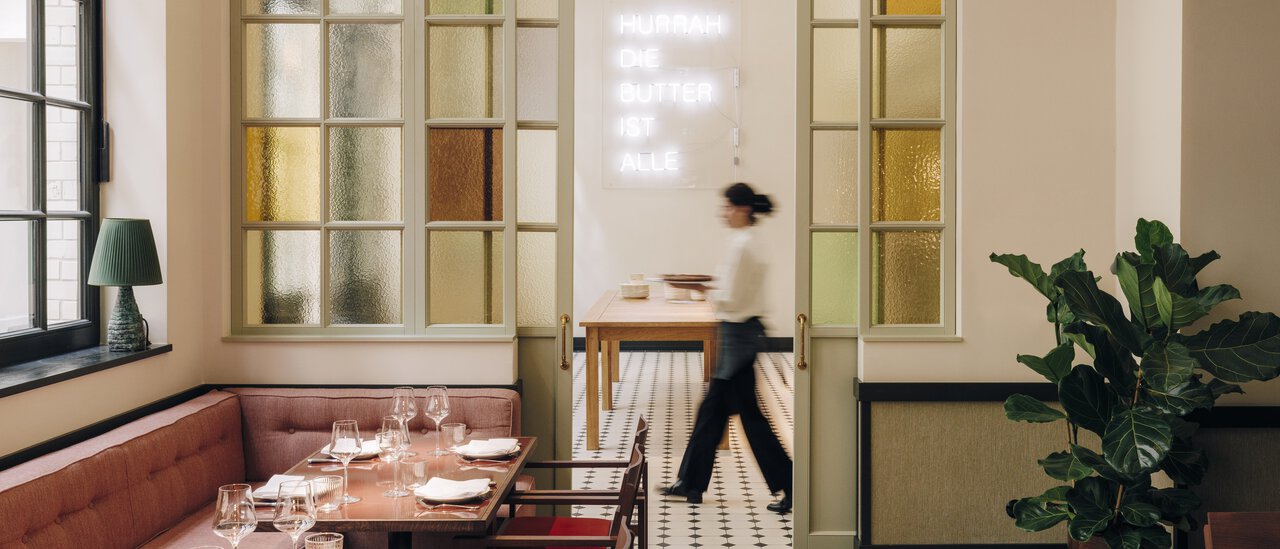 Das im Restaurant von Château Royal in Berlin Mitte hängende, text-basierte Kunstwerk von Karl Holmqvist.