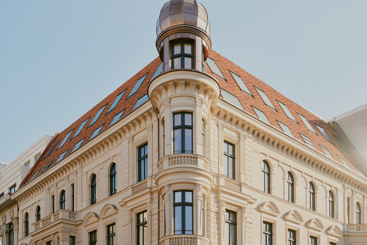 Sonnige Außenansicht der historischen Fassade des Boutiquehotel Château Royal in Berlin Mitte