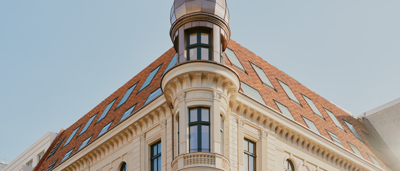 Sonnige Außenansicht der historischen Fassade des Boutiquehotel Château Royal in Berlin Mitte